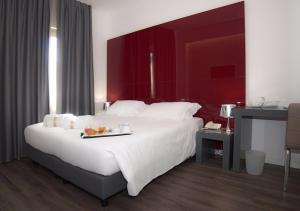 Hotel Leopardi في بوميليانو داركو: غرفة في الفندق مع سرير عليه صينية طعام