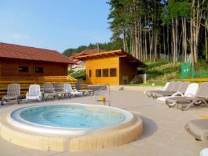 Bazén v ubytování Szalajka Liget Hotel és Apartmanházak nebo v jeho okolí
