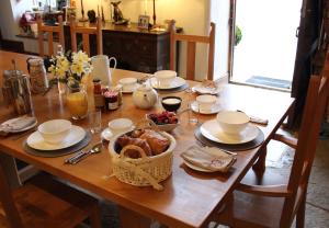 een houten tafel met eten erop bij Hewletts Mill in Castle Cary