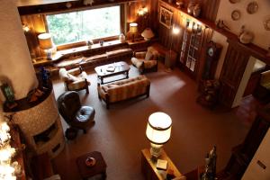 una vista aérea de una sala de estar con muebles en Le Rocce di Scanno B&B di Charme en Scanno