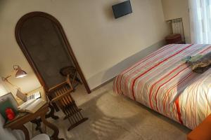 een slaapkamer met een bed en een bureau met een lamp bij Le Note di Elisa in Napels