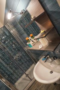 een badkamer met een wastafel, een douche en een toilet bij Le Note di Elisa in Napels