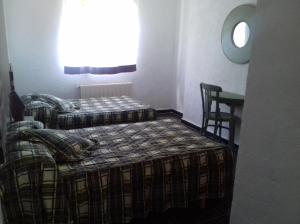 Paterna del MaderaにあるLa María de Tortasのベッドルーム1室(ベッド2台、デスク、テーブル付) +29枚の写真