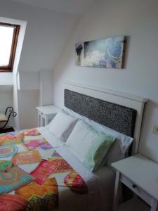 - une chambre avec un grand lit et une table dans l'établissement Hospedaje Lopez, à La Corogne