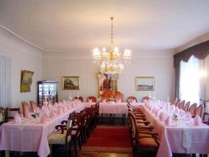 Un restaurante o sitio para comer en Hotel Alte Post