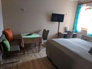 una camera d'albergo con letto, tavolo e sedia di Apartment Schilcher a St. Wolfgang