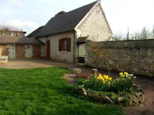 a house with a garden with flowers in the yard at Gîte à la campagne in Cressonsacq