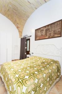 a bedroom with a large bed in a room at B&B Porta Della Noce in Lanciano