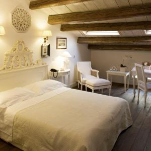 Кровать или кровати в номере M Club De Luxe B&B