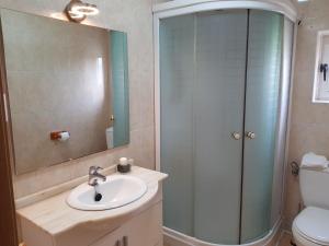 a bathroom with a sink and a shower at Casa de Campo Cruz de Pedra in Portomarin