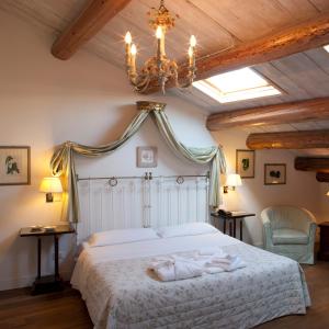 Кровать или кровати в номере M Club De Luxe B&B