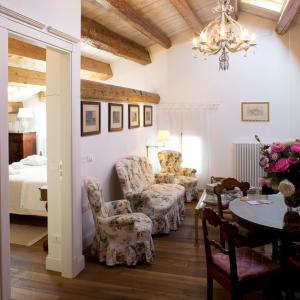 Гостиная зона в M Club De Luxe B&B