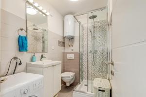 un baño con inodoro, lavabo y ducha en Apartment Zara, en Split 16 fotos más
