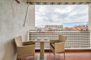 una mesa y sillas en un balcón con vistas en Apartment Zara, en Split