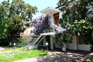 コマッキオにあるFiore delle Valliの紫の花の家