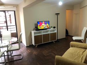 una sala de estar con TV de pantalla plana en un armario en Virginia XII A Mts Patio Olmos en Córdoba