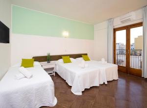 Säng eller sängar i ett rum på Hostal Alicante