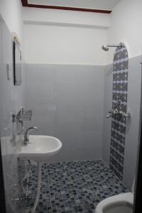 Bilik mandi di Hope Guest House