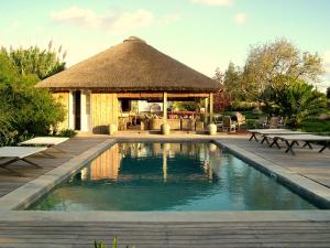 a gazebo with a swimming pool in a yard at Casa Anna in Garzón