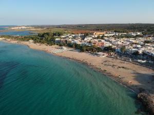 una vista aérea de una playa con una ciudad en Casa Bluet, en Lido Marini