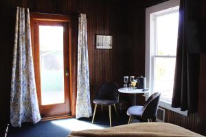 Posezení v ubytování Shelburne Hotel + 37 fotografií
