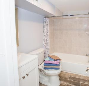 een badkamer met een toilet, een bad en een wastafel bij 2 Full Bedrooms Basement Apt; 3-Min Walk To Petworth Metro; in Washington
