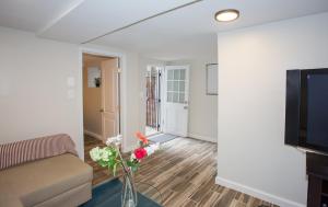 Televisyen dan/atau pusat hiburan di 2 Full Bedrooms Basement Apt; 3-Min Walk To Petworth Metro;