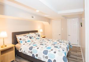een slaapkamer met een bed met een blauw en wit dekbed bij 2 Full Bedrooms Basement Apt; 3-Min Walk To Petworth Metro; in Washington