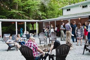 un grupo de personas sentadas en sillas en una fiesta en Valle Crucis Farm, en Valle Crucis