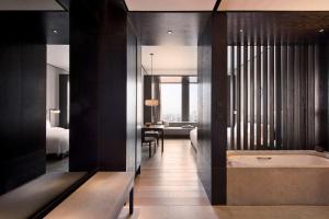 Tempat tidur dalam kamar di Hyatt Regency Wuhan Optics Valley