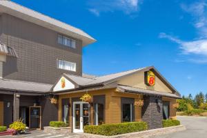 una vista frontale su un fast food di Super 8 by Wyndham Duncan a Duncan