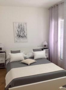 ヴェルナッツァにあるアフィッタカメーレ Pゼータのベッドルーム1室(白い壁のベッド1台、窓付)