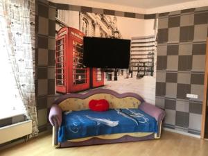 ゲレンジークにあるGuest House Belaya Nevestochkaの赤い電話ブース付きのふりベッドが備わる客室です。