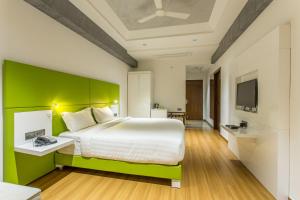 Hotel Abika Elite客房内的一张或多张床位