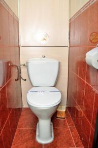 uma casa de banho com um WC branco e um chuveiro em kvartirkoff na Obolonskiy prospekt 9 em Kiev