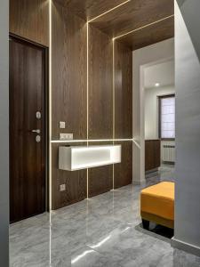 baño con lavabo y cama en Apartment Rotonda en Sofía