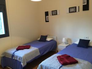 ロンダにあるM.L. Eucaliptoのベッドルーム1室(ベッド2台、タオル付)