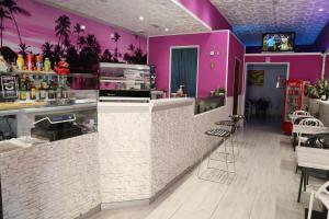 un bar en un restaurante con paredes moradas en La Casa Dei Pargoli, en Matera