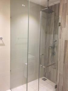 クアラルンプールにあるM CITY Kl Cityのバスルーム(ガラスドア付きのシャワー付)
