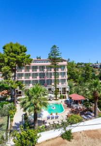 Ein Blick auf den Pool von der Unterkunft Tolon Holidays Hotel oder aus der Nähe