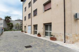 una calle vacía delante de un edificio en Il Giardinetto, en Matera