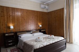 マテーラにあるIl Giardinettoのベッドルーム1室(ベッド1台、タオル2枚付)