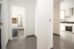 A kitchen or kitchenette at La Reserva Puerto Banus