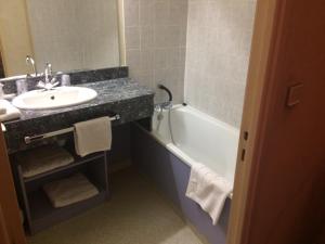 Koupelna v ubytování Le CESAR HOTEL