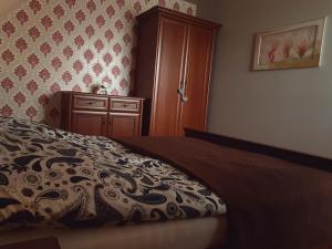 ジブヌベクにあるWilla Samanaのベッドルーム1室(ベッド1台、ドレッサー付)
