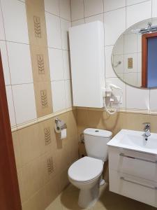 ジブヌベクにあるWilla Samanaのバスルーム(トイレ、洗面台、鏡付)
