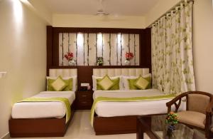 Gulta vai gultas numurā naktsmītnē Hotel Varanasi Inn