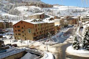 una ciudad en la nieve con una montaña en el fondo en Apartamentos Turísticos Roc Del Castell, en Canillo