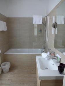 Een badkamer bij Hotel Schweizerhof