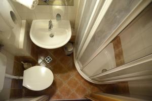 A bathroom at Hotel Minerva